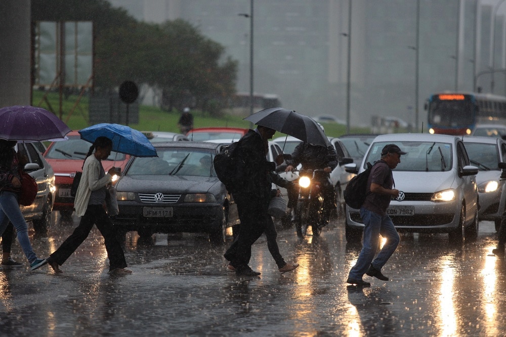 Mal tempo marca manhã de sexta em Brasília