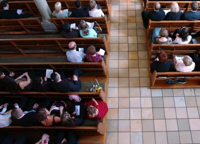 Mais cristãos praticantes estão se desligando da igreja durante a pandemia, revela pesquisa