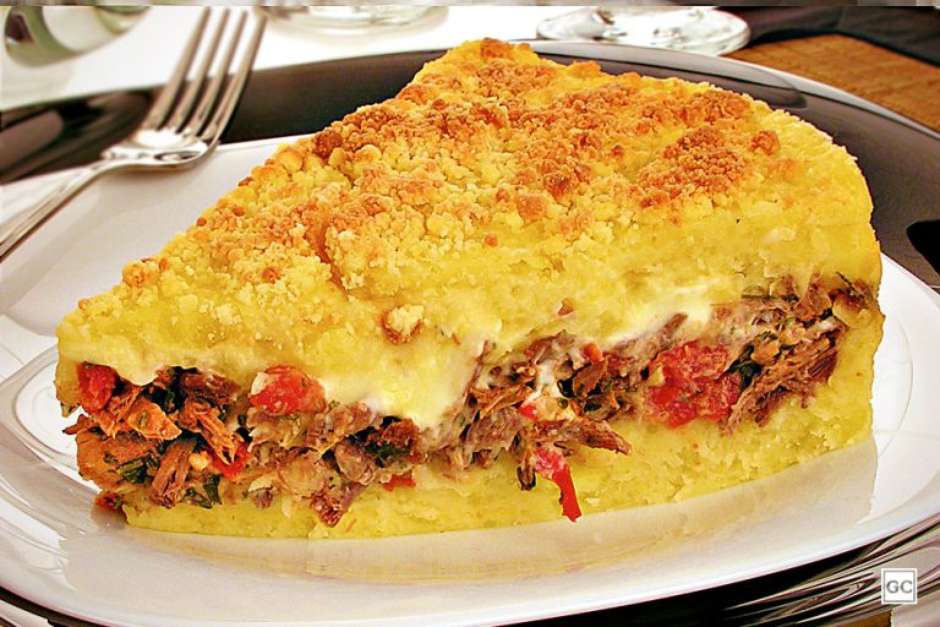 Torta cremosa de carne com mandioca