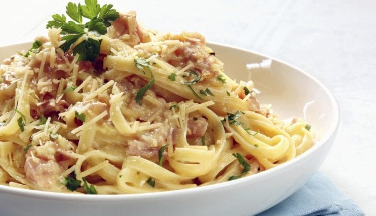 Macarrão à carbonara: sabor da Itália em 15 minutos