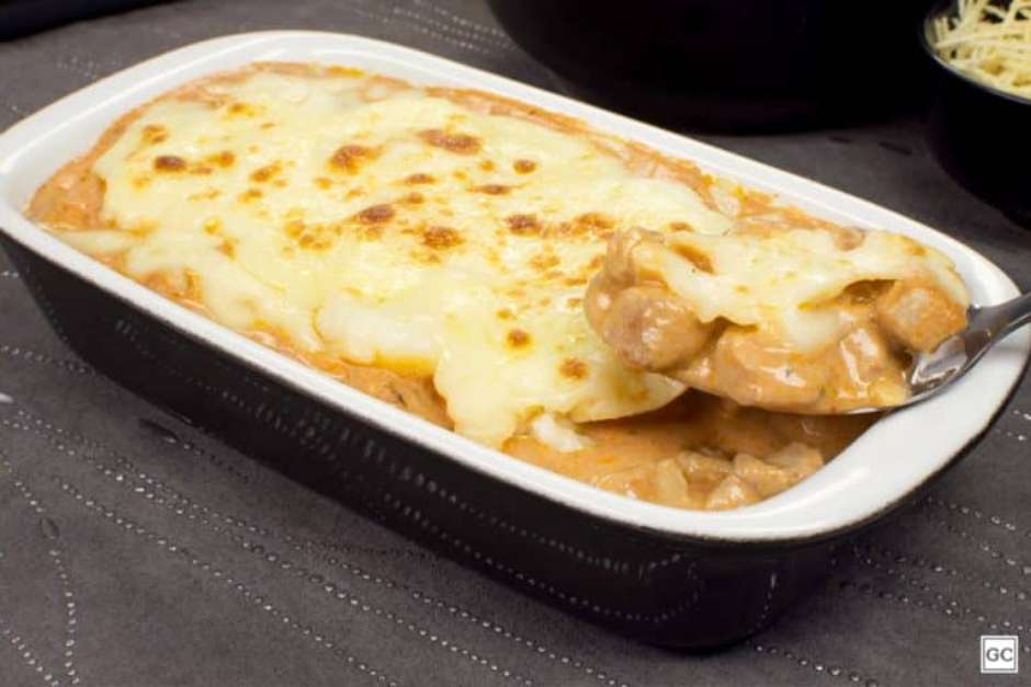 Estrogonofe gratinado: perfeito para qualquer refeição