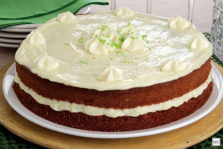 Bolo de chocolate com mousse de limão fácil