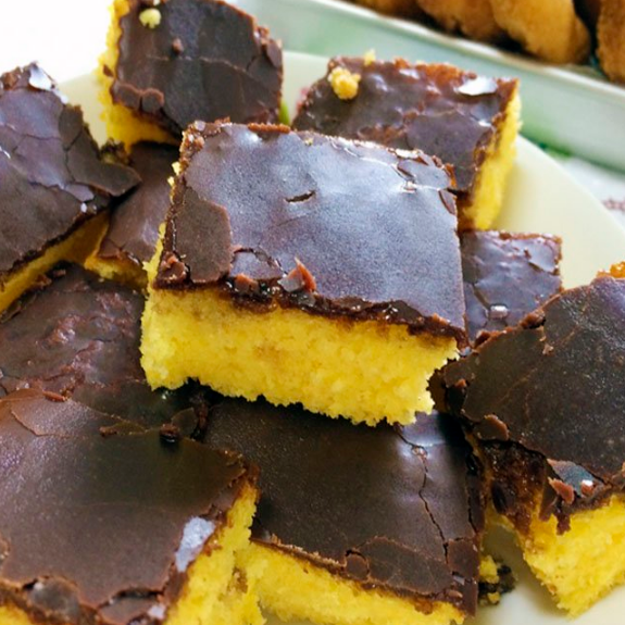 Bolo de cenoura com calda crocante de chocolate