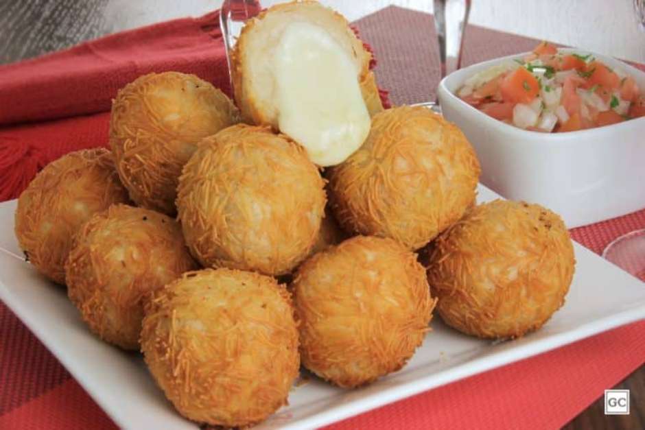 Bolinha de queijo com purê