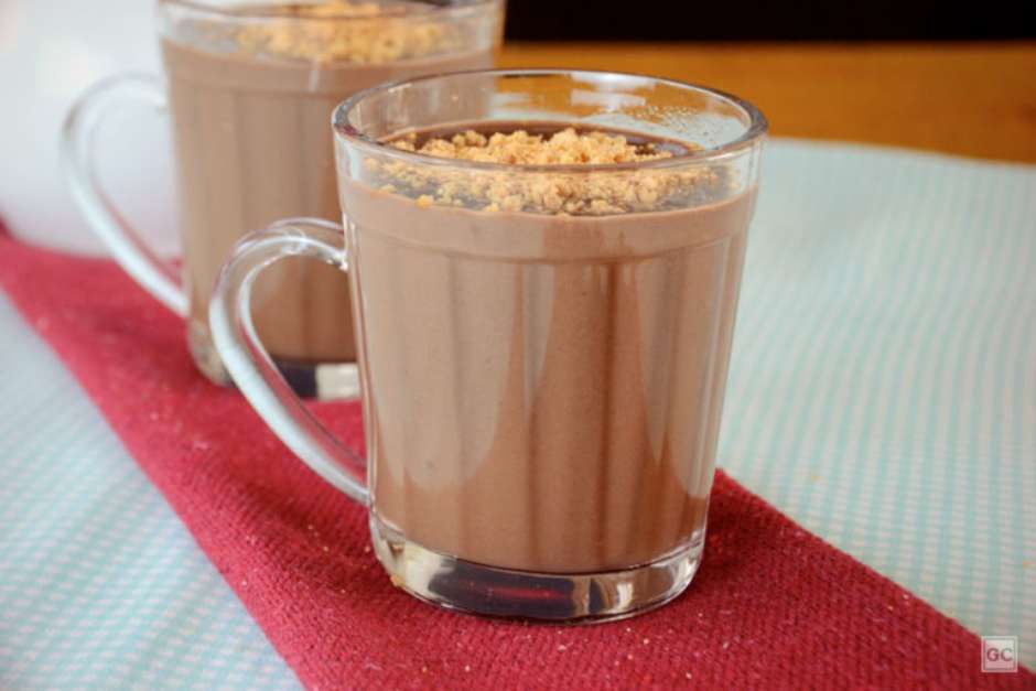 Chocolate quente com paçoca para se aquecer nos dias frios