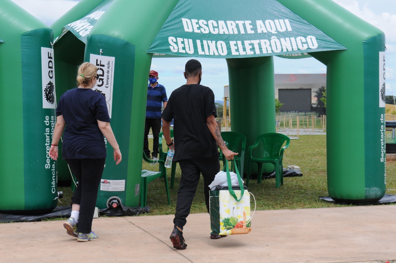 Semana do Meio Ambiente: Brasília terá seis drive-thrus para descarte de eletrônicos e pilhas