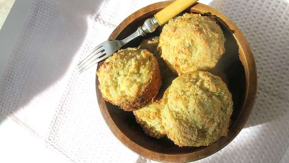 Pão de minuto de abobrinha e queijo parmesão