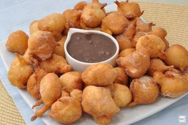 Bolinho de chuva com brigadeiro