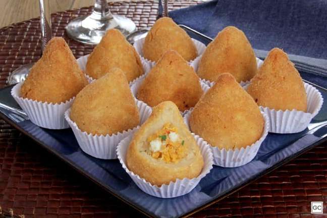 Coxinha de frango com massa de batata