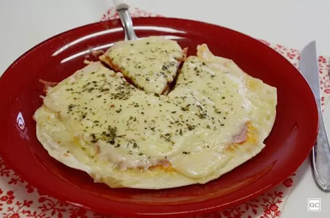 Pizza de Frigideira com Massa de Pastel