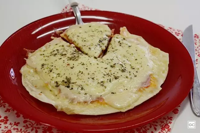 Pizza de Frigideira com Massa de Pastel