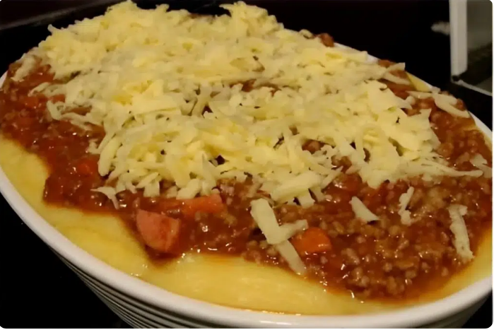 Polenta com Molho de Carne Moída e Queijo