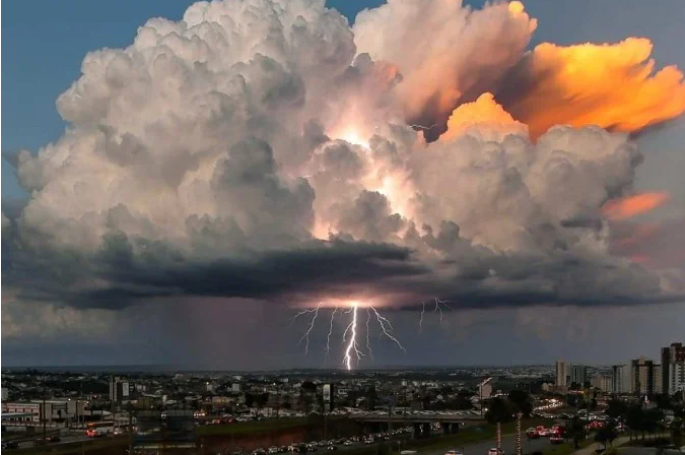 Previsão para hoje é de chuva forte, trovoadas e temperatura de