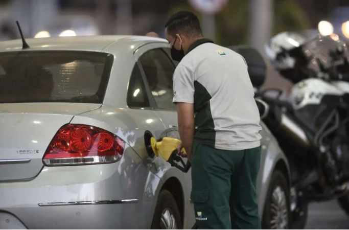 Redução na gasolina pode chegar a R$ 0,29 no DF, diz Sindicombustiveis