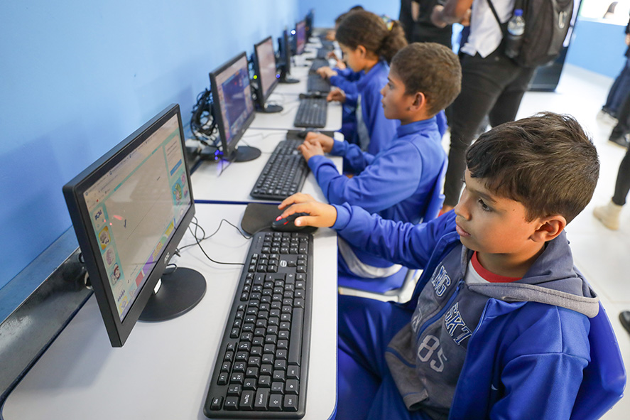 Projeto fomentado pelo GDF leva internet e computadores a escola rural