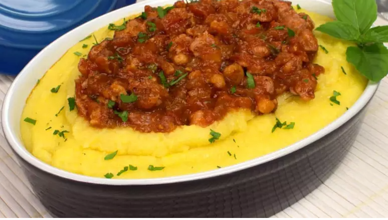 Polenta com Ragu de Linguiça