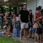Dengue: com público-alvo ampliado, brasiliense faz fila para vacinar