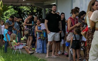 Dengue: com público-alvo ampliado, brasiliense faz fila para vacinar