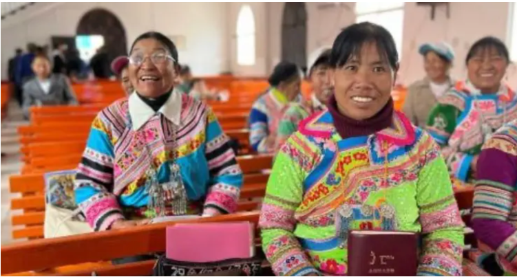 Comunidade na China recebe Bíblia traduzida pela 1ª vez após 100 anos