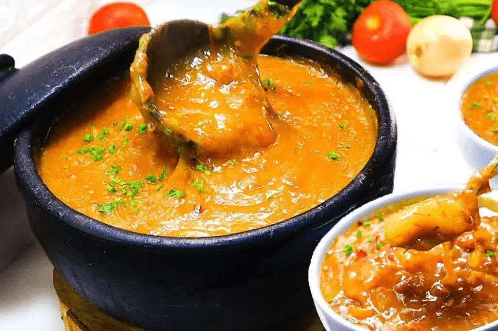 Caldo de mandioca bem cremoso e temperado para servir no jantar