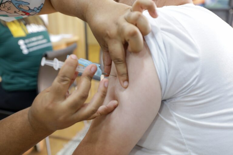 Vacina contra a gripe é aplicada em bebês com mais de 6 meses e adultos em 100 salas no DF