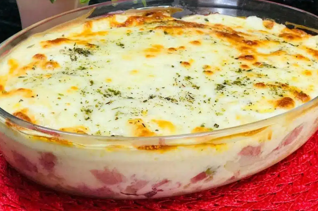 Batata à portuguesa gratinada para ser a estrela principal do seu almoço de domingo