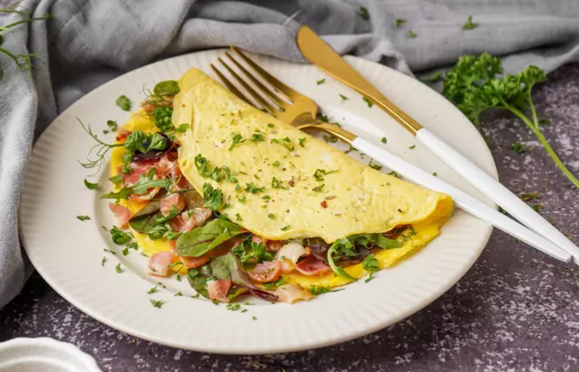 Omelete recheada com escarola e linguiça pronta em só 30 minutinhos