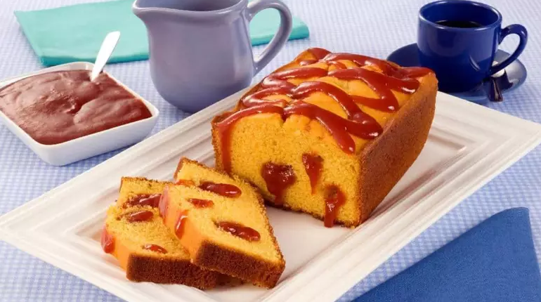 Bolo de fubá com cobertura cremosa de goiabada para o café da tarde