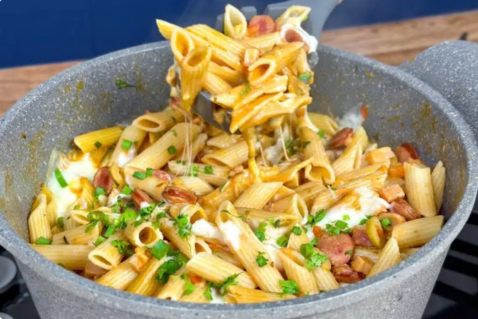 Macarrão para o almoço cremoso feito numa panela só