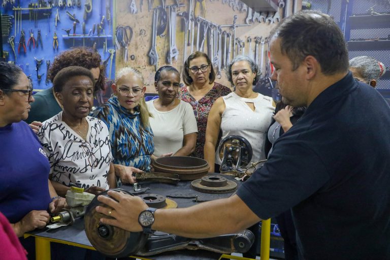 Capacitação gratuita sobre mecânica eleva confiança e independência das mulheres