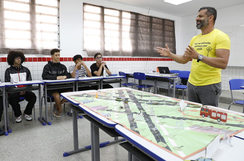 Governo impulsiona qualificação profissional com 17 escolas técnicas e mais de 15 mil alunos matriculados