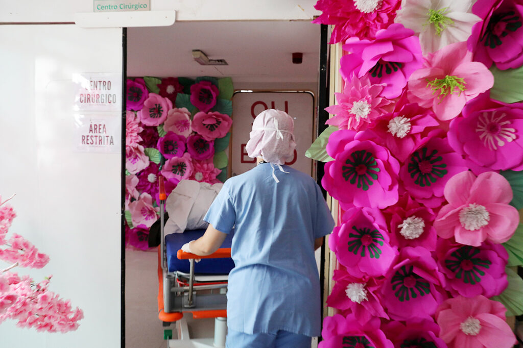 Outubro Rosa: Força-tarefa de reconstrução mamária leva autoestima para mais de 60 mulheres