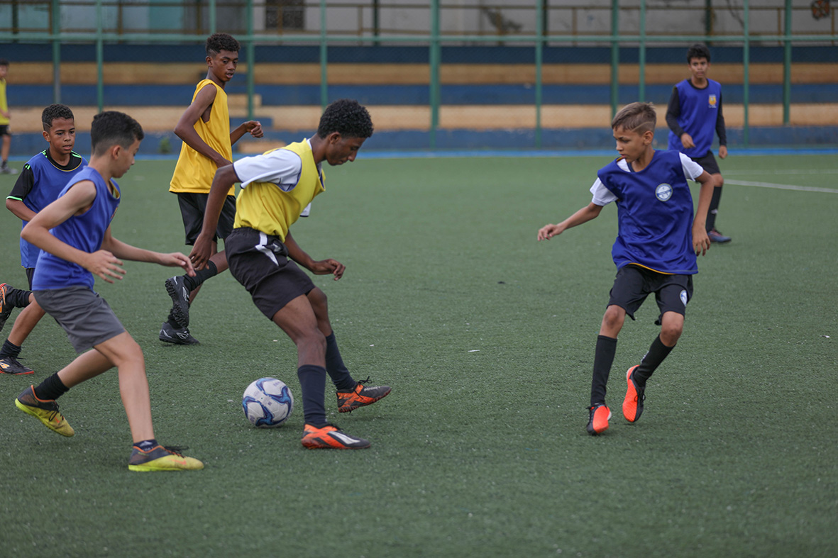 Programa da PM oferece aulas gratuitas de futebol a jovens de São Sebastião