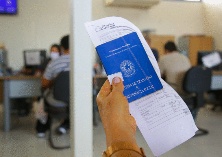 Mais de 800 vagas de emprego estão abertas com salário de até R$ 10,8 mil