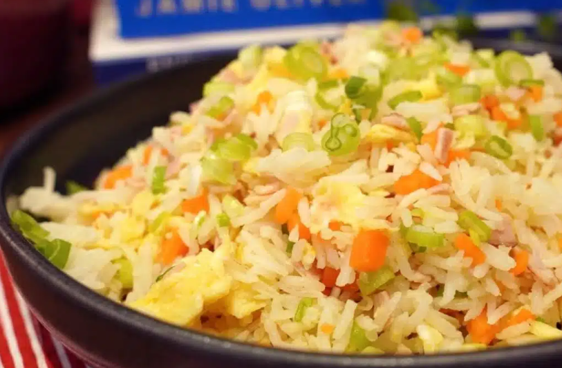 Arroz yakimeshi com legumes e ovo