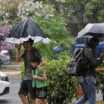 Brasília amanhece debaixo de chuva e segue em alerta amarelo