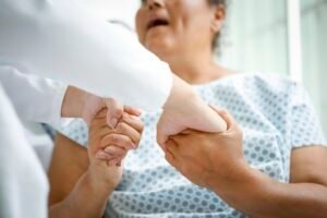 Médicos especialistas têm seleção com salários de até R$ 18 mil 