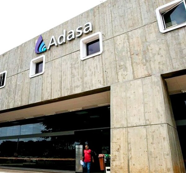 Adasa doa equipamentos de informática a escolas públicas do DF