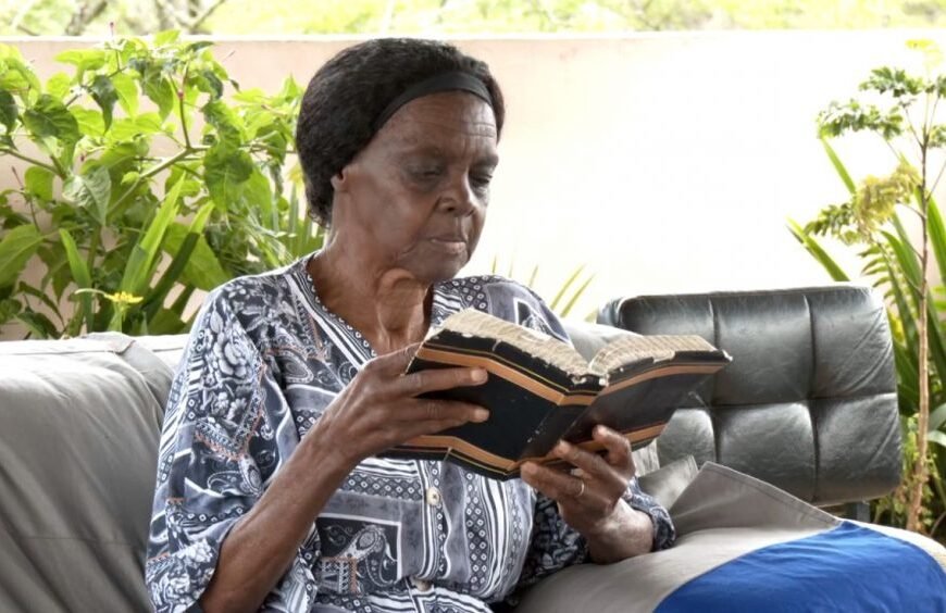 Sonho de ler a Bíblia leva idosa de 91 anos&hellip;