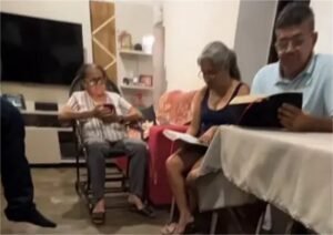 Casal inspira ao celebrar 10 anos de leitura diária da Bíblia: “Palavra é disciplina”