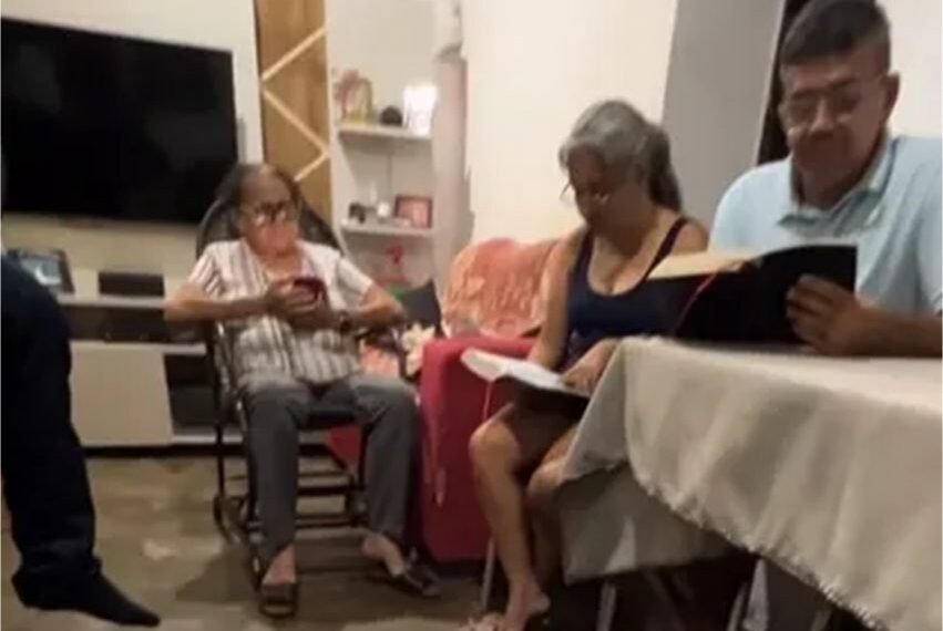 Casal inspira ao celebrar 10 anos de leitura diária da&hellip;