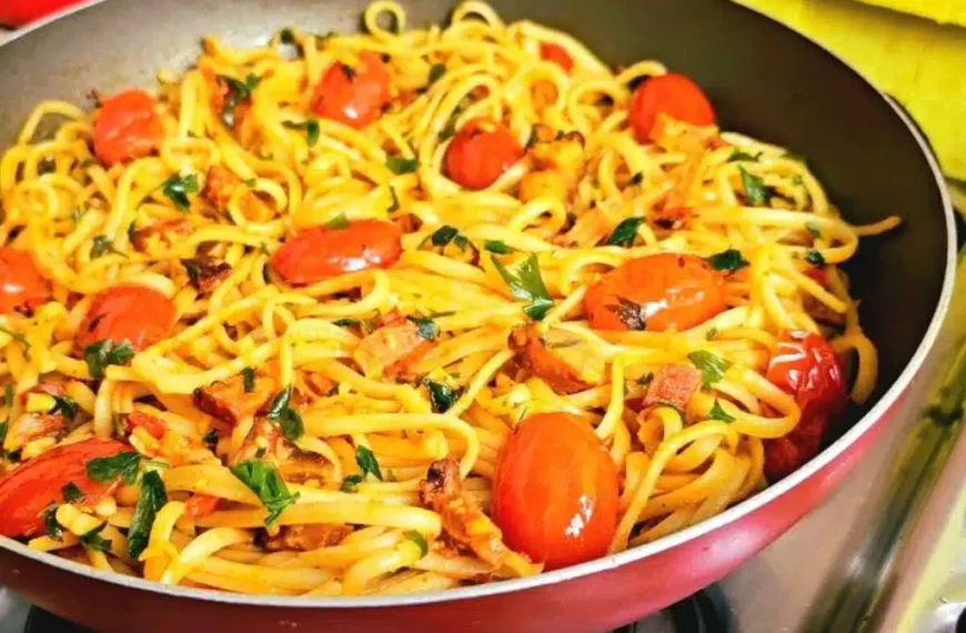 Macarrão ao Alho e Óleo com Bacon e Tomate