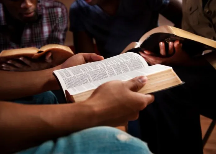 Jovens cristãos estão se envolvendo mais com a Bíblia, revela&hellip;