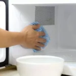 Micro-ondas engordurado? Veja 4 truques de limpeza que funcionam