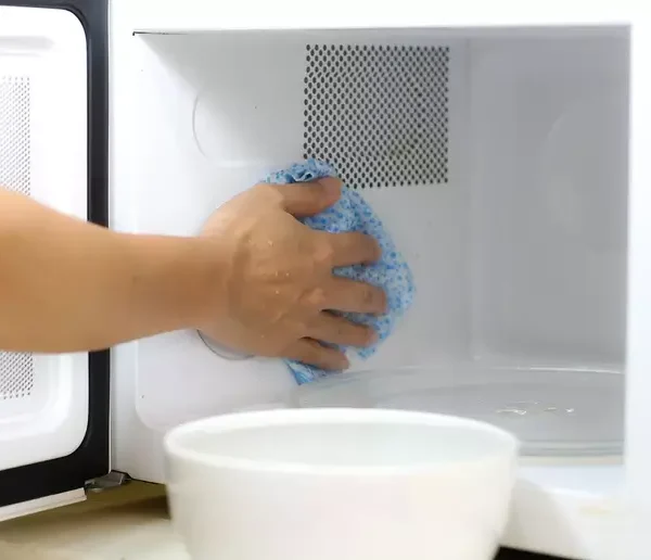 Micro-ondas engordurado? Veja 4 truques de limpeza que funcionam