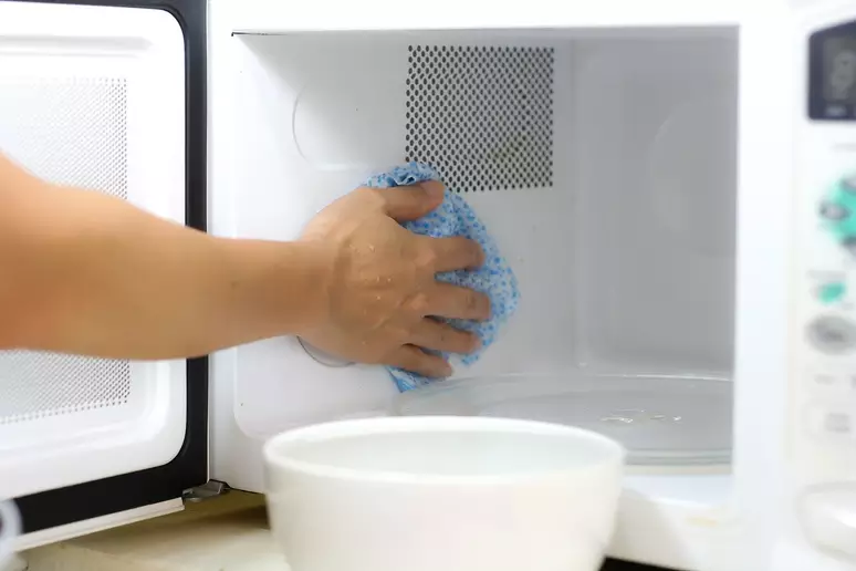 Micro-ondas engordurado? Veja 4 truques de limpeza que funcionam