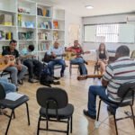 Oficina gratuita promove inclusão social no ensino de música para pessoas com deficiência visual