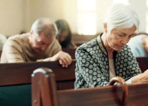 Religião e fé prolongam vidas em até 7 anos, revela estudo abrangente