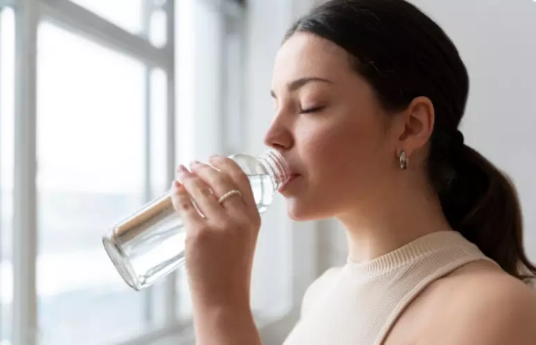 Água morna em jejum ajuda a emagrecer? Nutricionista responde