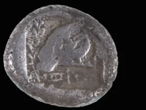 Moeda de 2.500 anos de Chipre encontrada em praia de Israel oferece pistas sobre a história da época bíblica